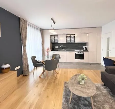 Luxury Garden Apt At Rowing Canal - Free Parking
